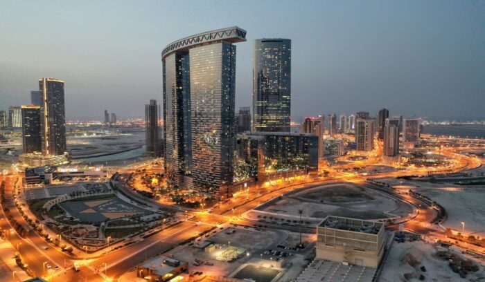 Abu Dhabi skyline|roman logov unsplash
