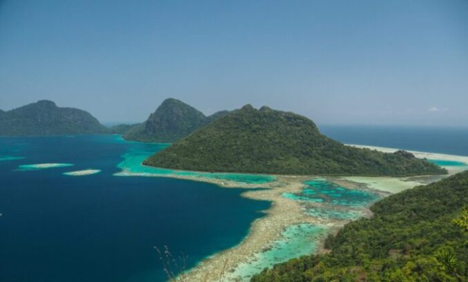 lesly derksen Yzbqi BXwh unsplash scaled, for article on Borneo trade networks