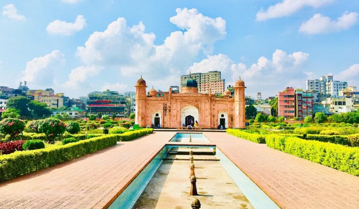 Dhaka monument, for article on Bangladesh plastic bag ban